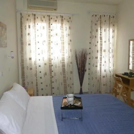 Maravelia's Guest house *