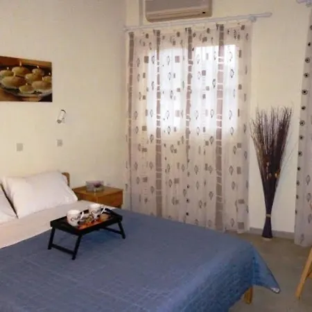 Maravelia's Guest house *